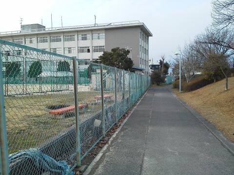今日のコース写真は,広島大学付属東雲小中学校です.ずっと昔,次男がここの校庭に入り込んでは一人でバスケをやっていました.