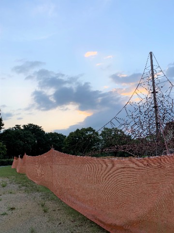 今朝の春日公園。使用禁止の大型遊具の向こうの空には、黒雲の間に朝日を受けて輝く雲の明かりが見えました。 コロナに関しても本当に明かりが見えてほしいものです。 なお公園の空はこの後またすっかり黒雲に覆われてしまいました・・・