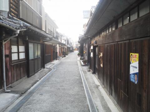 町並み保存地区には，昔の潮待ち，風待ちの街の風情が残っています．