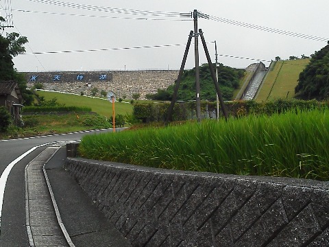 先週の日曜に続いてダム湖の周回です.先日の牛頸ダムと双子のようなロックフィルダムですが,放水路の位置が逆ですね.