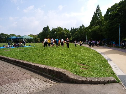 公園では、我々も一昨年参加した春日公園3時間リレーマラソン大会でしょう、主催者と多くのチームがスタンバイしていました。