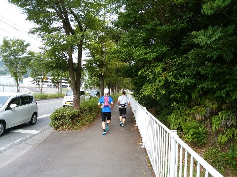 このメンバーだと、どうしても私が遅れて足を引っ張ります。最後はこの写真よりももっとずっと離れてしまいました。