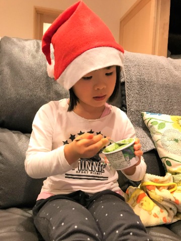 我が家でも家族でのささやかなディナーのあと、ケーキが苦手なうちの園児さんは抹茶アイスのデザートです。 4歳8か月になりました。