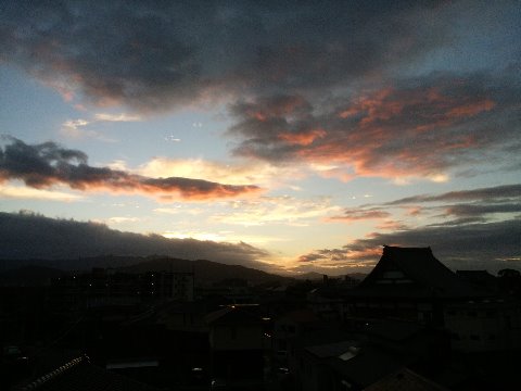 今朝ランに出かけたときの東の空です。台風は通り過ぎたもののまだ雲が多くて、ちょっとおどろおどろしさを含んだような美しさでした。