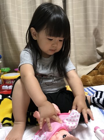 その園児さん、今日で2歳2ヶ月になりました。お人形さんをお世話する格好は、ちょっとお姉さんっぽくなった気がします。