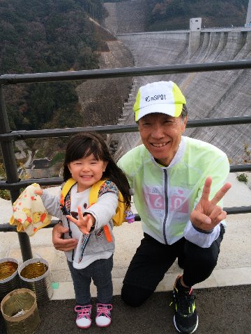 でも今回初めてちっちゃなファンが応援してくれました! まだ2歳なのにお手てはなぜか3になってますけど。