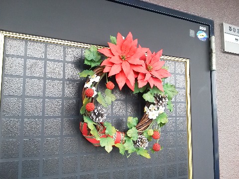 来週はもうクリスマス.我が家のドアにもクリスマス・リースを飾りました.広島でかみさんが知人からいただいた手作り品ですが,なかなか見事な出来栄えでしょう?