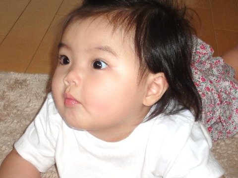 目的は，久々の孫との対面です．３歳の兄もよりお兄ちゃんらしくなっていましたが，写真はレディ優先で８ヶ月の妹だけです．泣かれる覚悟をしてましたが，そんなこともなくしっかり抱っこさせてくれました．