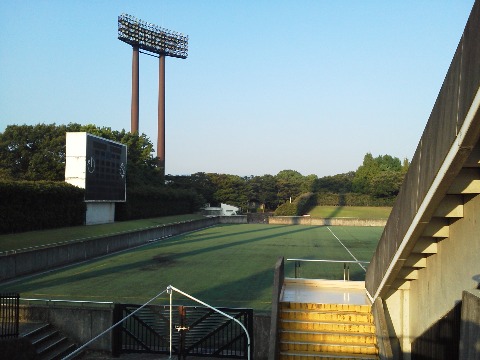 ということで，写真は今日のものではないのですが，ストックの中から春日公園内の球技（サッカー・ラグビー）場です．