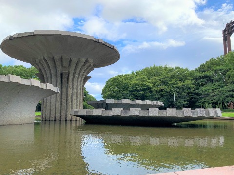 春日公園の噴水広場でも、雲の切れ間から青空がのぞいていました。