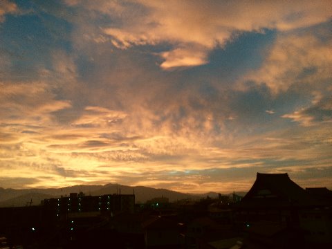 台風が迫ってきてはいますが、今朝は朝焼けがきれいでした。一部の皆さんには別のもっとピンク色の写真を見てもらいました。これは、そのほんの２，３分後の写真ですが、こんなオレンジ色に変わったんですよ。