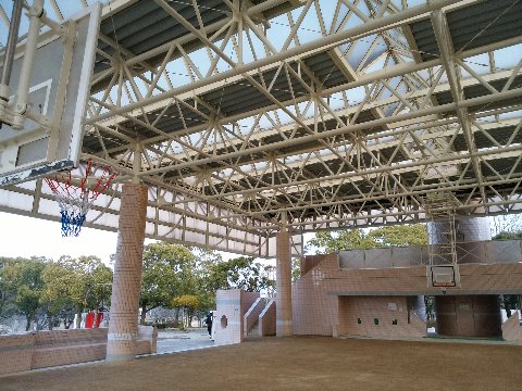 公園内のいろんな工事が次々に完成しています。数ヶ月ぶりに囲いが取れた屋内コートは、バスケット・ゴールのネットも新品になり、あちこちの塗装もきれいになりました。