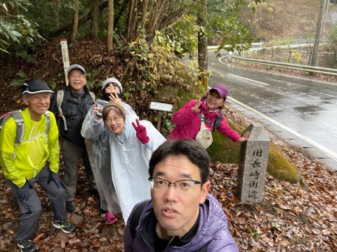 途中で、いかにも旧街道という雰囲気満点の山道に遭遇して盛り上がった時の写真です。