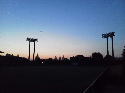 この写真も今朝の東の空です.この時点でも肉眼ではもう少し上に月が見えていたのですが,私のスマホでは無理なのであきらめました.