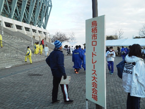 スタート・フィニッシュは，Jリーグサガン鳥栖の本拠地スタジアム横です．やっぱりサッカー専用競技場はきれいだし試合も見やすそう．サンフレッチェ広島にも欲しいですね．
