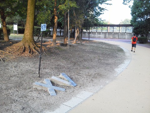 春日公園の1500m地点です．この100m先にはスタート地点がありますので，しつこく続いたこのシリーズも最終回です．1400m地点は？と気になる方は（いないとは思いますが），8/23分をご覧ください．