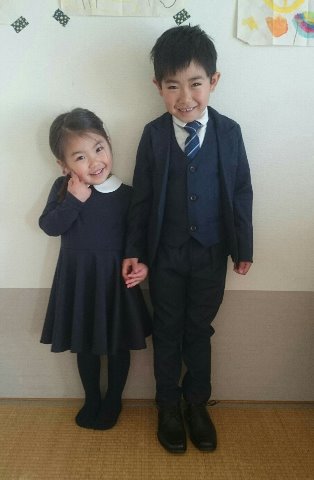 さてこのところG-Bar保育園の園児さんばかり取り上げていましたが、久し振りに関東にいる孫達をご紹介しましょう。あの東日本大震災の日に生まれたお兄ちゃん、６年後の先日無事に卒園式を迎えました。彼がエスコートしているレディは、いつぞやの下関海響マラソンのナンバーカードに写真を載せたあの妹です。大きくなったでしょ？