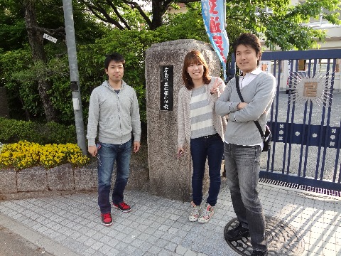 写真が復活! 私の日誌の愚痴にハリーさんが気付かれて,アドバイスをいただきました.ブラウザをChromeに変更して,無事にまた写真をアップできるようになりました. 復活記念?として,先日四半世紀前の写真を公開した我が子たちの今の姿です.3人共通の母校,仁保小学校の正門前です.