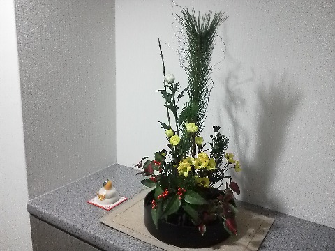 家の玄関も，生け花とちびっちゃい鏡餅で新春の準備万端？です．