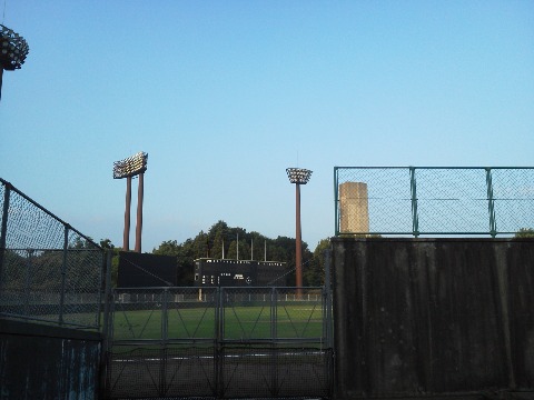 カープが初のCS進出ということで，広島の皆さんは盛り上がっていることでしょう．ここ春日公園の野球場は，さすがにプロの試合は無理かもしれませんがなかなか立派な施設です．
