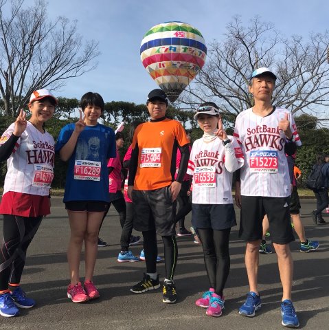 熱気球をバックに、スタート前の今日のファンラン組。O城さん母子もご一緒です。