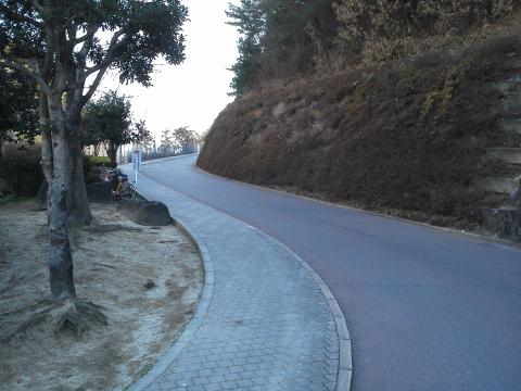 空城山公園へ上がって行く道路です.曲がっているので全体を示しにくいのですが,結構勾配も距離もあります.メンバーの中のツワモノのみなさんは,ここを上がったり降りたりで強化を図ります.私はもっぱらPFCへの道筋ですが・・・
