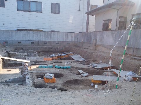 公園からのいつもの帰り道、先日から建物の基礎工事がえらく進まないな、と思っていたら、やっと気がつきました。この穴ポコだらけの感じに見覚えがあります。たぶん遺跡が見つかって、その発掘をやっているのでしょう。うちの近辺は、どこを掘っても遺跡に当たるみたいですね。