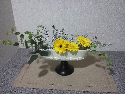 先日ご紹介した玄関のガーベラですが，茎が折れ曲がりやすいんですよね．だったらこれなら短い茎でも大丈夫，というバリエーションです．