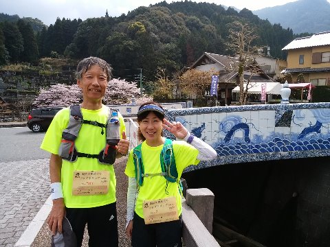 この写真は、コースのちょうど真ん中あたり、伊万里の窯元が集まる大川内山です。今回のウェアは、ロゴが背中にしかないのでわかりませんがジョグトリのTシャツなんですよ。
