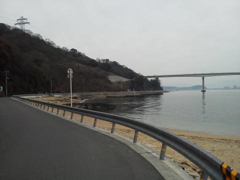 この辺りは,広島ベイマラソンのコースにも使われます.
遠くに見えている広島大橋をくぐります.