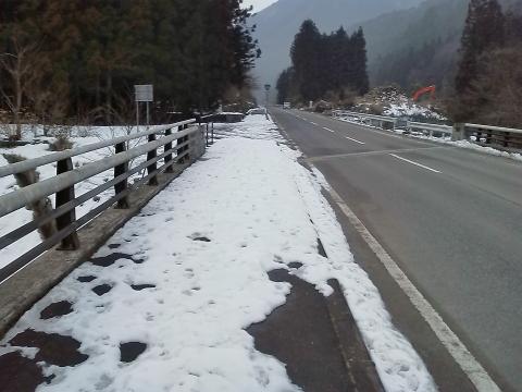 こんな感じに雪が残っているところはまだ良いのですが，一旦溶けた水が凍っているところがあって，つるっと行きそうになります．