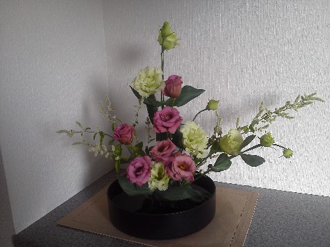 今の玄関のお花です.これも熊本のJAからですが,シックな色合いですね.制作者からはあんまり出してくれるなと言われていますが,これでも楽しみにして下さっている方もおられるようなので,時々アップしますね.