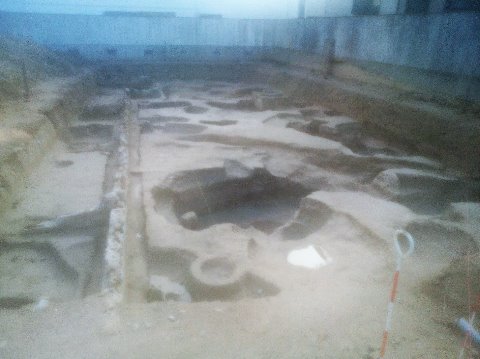 この写真は、先日一度途中の状況をご紹介した、近くの遺跡発掘現場です。まるで霧の中みたいにボケているのは、たぶんレンズが汗で曇っていたのでしょう。これが先週末なんですが、今朝はもう埋め戻されていて撮り直せないのでごめんなさい･･･