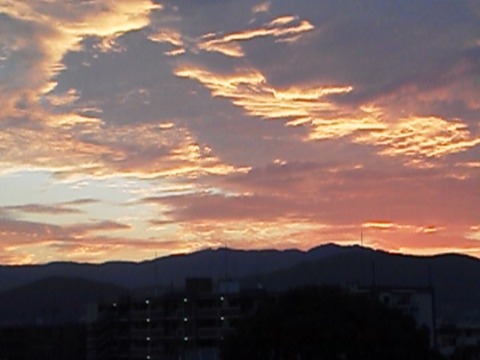 空の様子は刻々とまさに秒単位で変わって行くので,なかなか良い写真が撮れませんね.