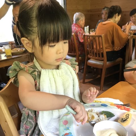 これは、今週娘一家とG-Barで泊まりがけで出かけた時のものです。少しはお姉さんっぽくなったでしょ？　ちなみにこの服は（写ってないけど）ママとお揃いの母娘コーデで、ばぁばの手造りなんですよ。