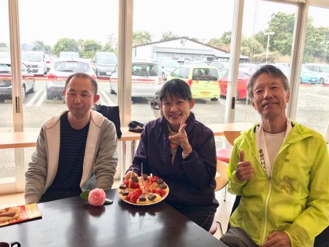 ランのあとはいつもジムのロビーで、持ち寄ったお菓子や飲み物でワイガヤやるのですが、今日はサプライズもありました。３月生まれのメンバーが私を含めて３人いるので、皆さんから手造りのケーキでお祝いしていただきました。ありがとうございました。