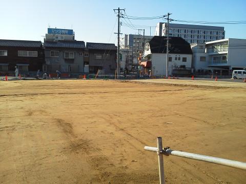この写真は，JR向洋駅の東側，マツダ病院が向こうに見えます．この一帯は，山陽本線の高架化に伴う工事でまさに日に日に景色が変わります．どんな姿になるのでしょうか？