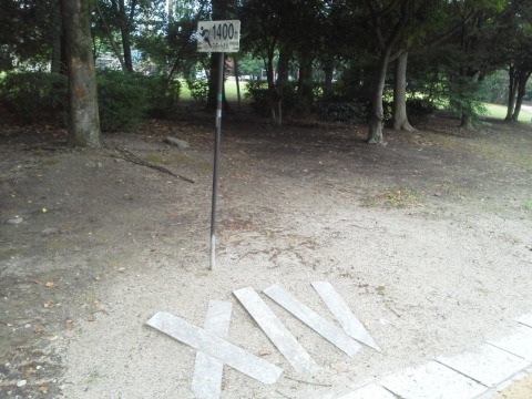 春日公園の距離表示は何種類かあるのですが,その一つは石製のローマ数字です.時計の文字盤でよくみますがそれも12まで.この14とかはあまり見る機会がないでしょう?