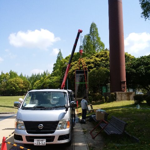 春日公園の球技場近くでは、電話ボックスが撤去されていました。　もしかしたら更新かもしれませんが、このままなくなってしまう可能性のほうが高いでしょう。　近頃では小学生でも相当携帯電話が普及しているようですからね。
