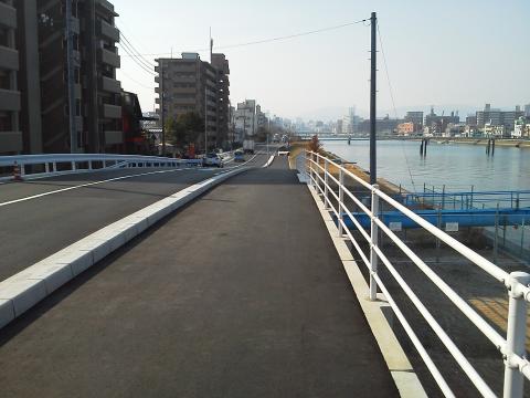猿候川を横切る水道や電線の橋があります．その中でここは以前は道路が水管橋を避けるために曲がりくねっていました．それをこの通りまたぎ越すように改修されて，ずいぶん安全になりました．