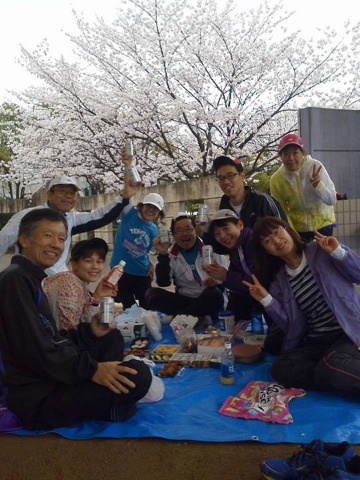 そして今日は引き続き皆さんとお花見です．新参者も仲間に入れてもらいました．予報通りに雨が降り出したので，実は屋根のあるところなのですが，この写真で見る限りちゃんとお花見になっているでしょう？