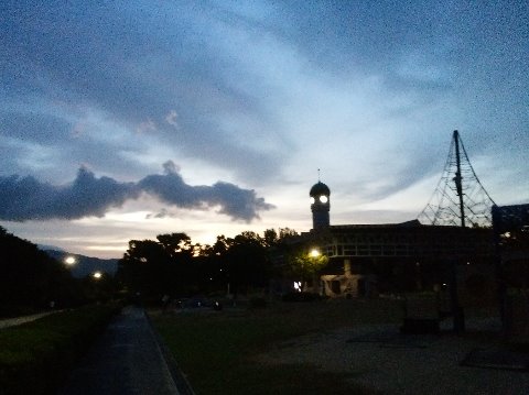 日の出も遅くなっているので、春日公園で走り始める時はまだ夜明け前。走っている途中で照明が消えます。