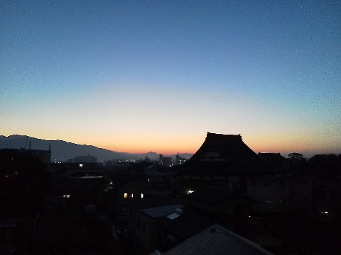 これは今朝走りに出かけた時の玄関前からの眺めです.去年も同じような写真を見たよ,と言われそうですが,まあきれいだなと思ったものは二番煎じでもアップさせてもらうことにしましょう.