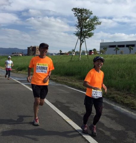 日曜日の筑後川マラソン、ラン友が写真を写してくれていました。ゴール直前、元気を取り戻したバディおーちゃんにがんばってついて行く私ですね。なかなかビビッドな蛍光オレンジ色のウェアでしょう？