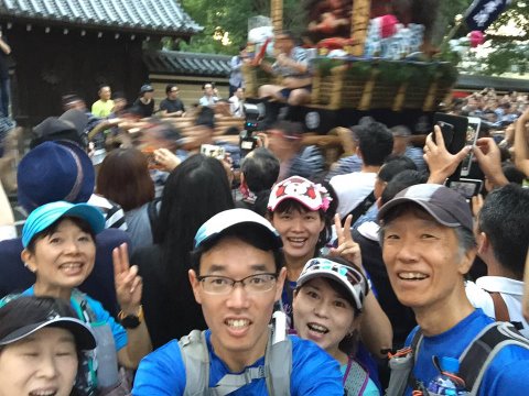 さて、これが今日のメンバーです。事前打ち合わせなしでも全員青系のウェアでチーム・ブルーというチームワークの良さ！（ま、偶然ですけどね）　　先日来活躍中の自撮り棒写真の中から、背景の山笠がぶれているこの写真を選びました。なんせキロ６分ですからね。