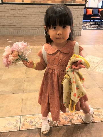 これは先日親戚の結婚式に出席したときの写真です。 右手にはブーケトスでゲットした花束!・・・ではありません。 結婚なんてまだまだ早すぎます! だって左手にはどこに行くにも手放せないフワフワが・・・ まだ当分一緒にいてくれそうです。
