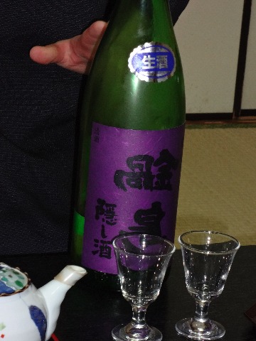 蟹ツアーで飲んだお酒の一つが，宿の若旦那が特別に出してくれたこれです．「鍋島」自体が，今ほとんど手に入らない，予約もできないというお酒なんですが，このラベルわかりますか？　文字が裏書きになっていますよね．というわけで通称「裏鍋島」．幻のお酒のようです．中味も，（日本酒に詳しい方ならおわかりでしょうが）初垂れと責めをブレンドという常識ではあり得ないものだそうです．で，そのお味は？　私の感想は，いくらでもするする入ってしまう･･･　ま，どれもそんな感じ呑んじゃうんですけどね．