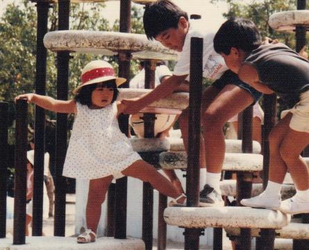 現在の写真ももちろん写しましたが，本人たちのプライバシーもあるでしょうから，代わりに四半世紀前の写真です．妹を見守り手を差し伸べるお兄ちゃん達．私の大好きな１枚です．