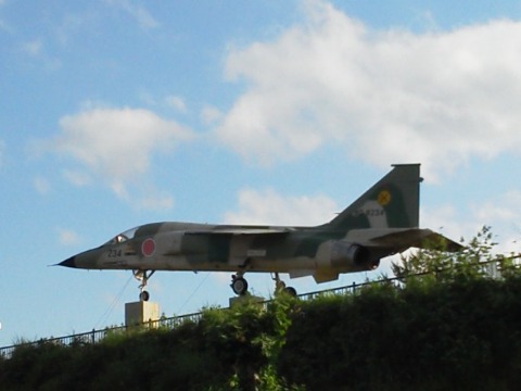 これがコース途中の航空自衛隊春日基地に展示されているF-1支援戦闘機です．（機種を間違えてすかぶーさんに叱られてはいけないので調べました）　基地の外からでもこんな風に見ることができます．
