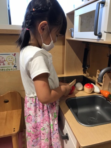 それでも、この写真がご飯の支度中の新妻に見えてきませんか？